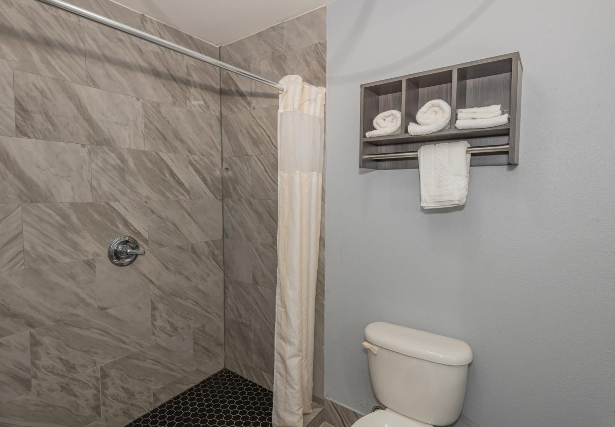 Jamestown Inn & Suites Riverdale Exteriér fotografie